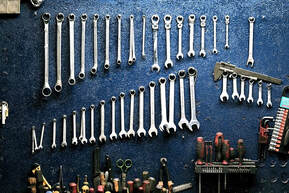 Image d'un mur d'atelier avec des clefs de différentes tailles
